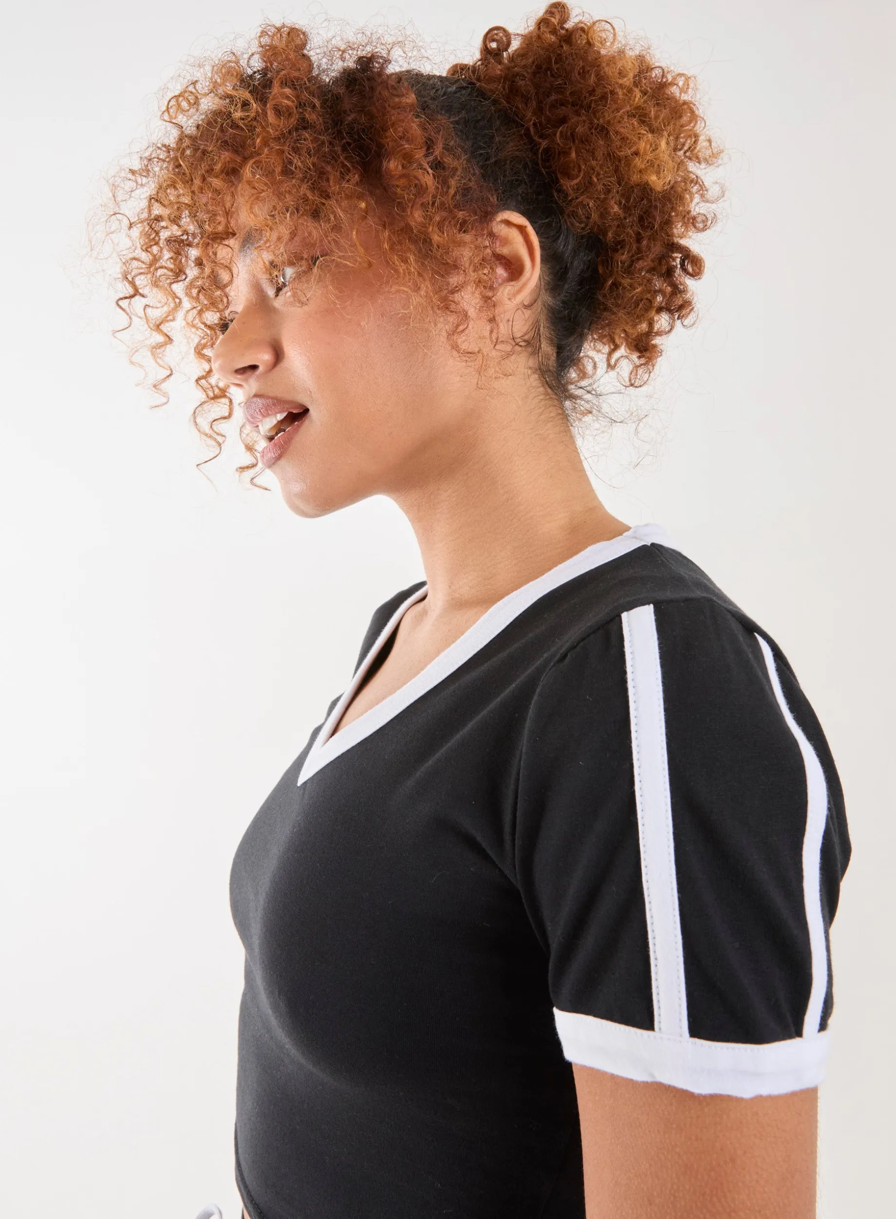 Contrast Piping Cropped T-Shirt